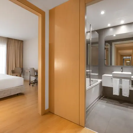 Отель Eurostars Oasis Plaza 4*